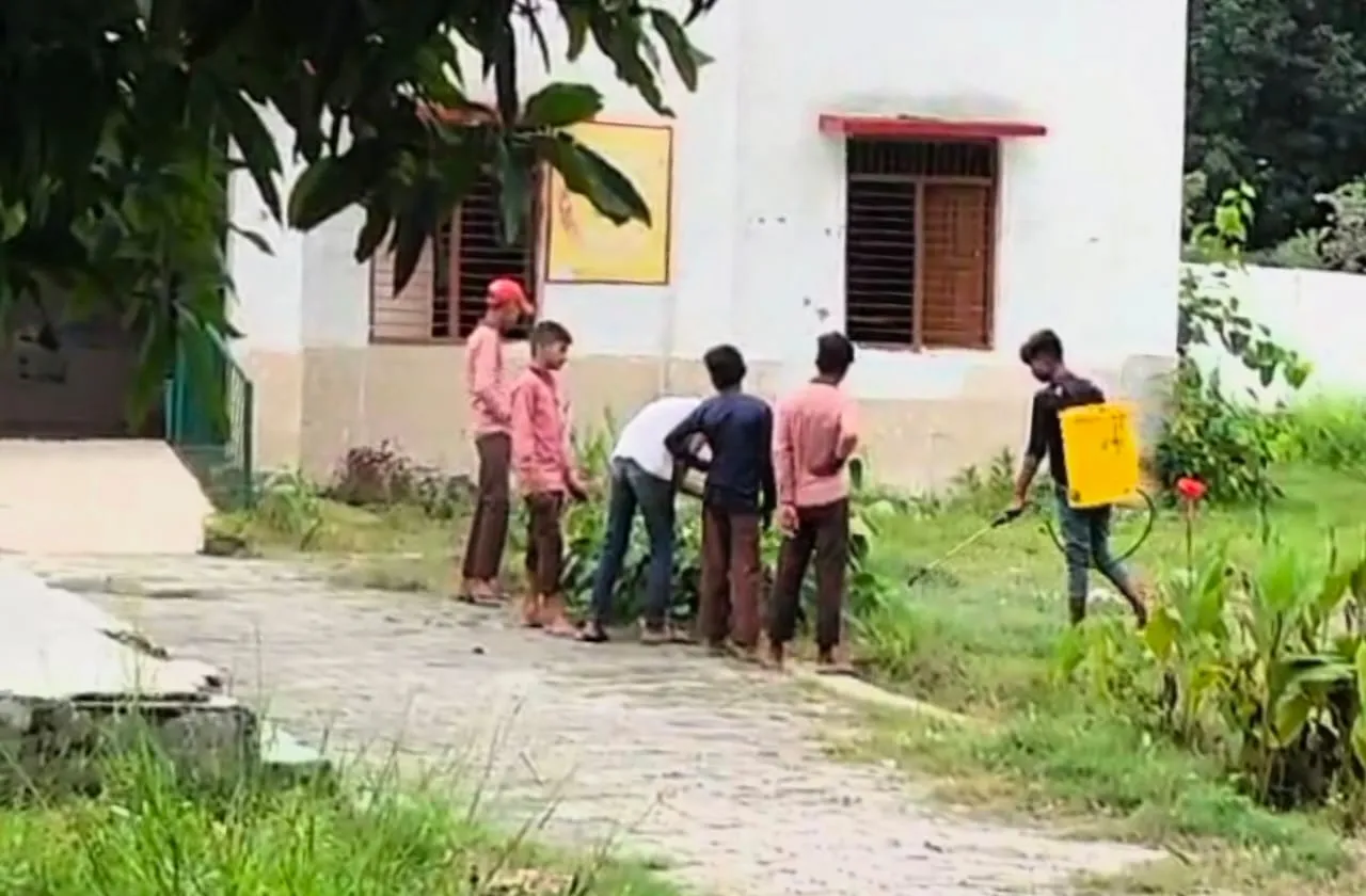 अयोध्या: नौनिहालों से स्कूल में कराया गया दवा का छिड़काव, बाल अधिकार कानून की उड़ी धज्जियां