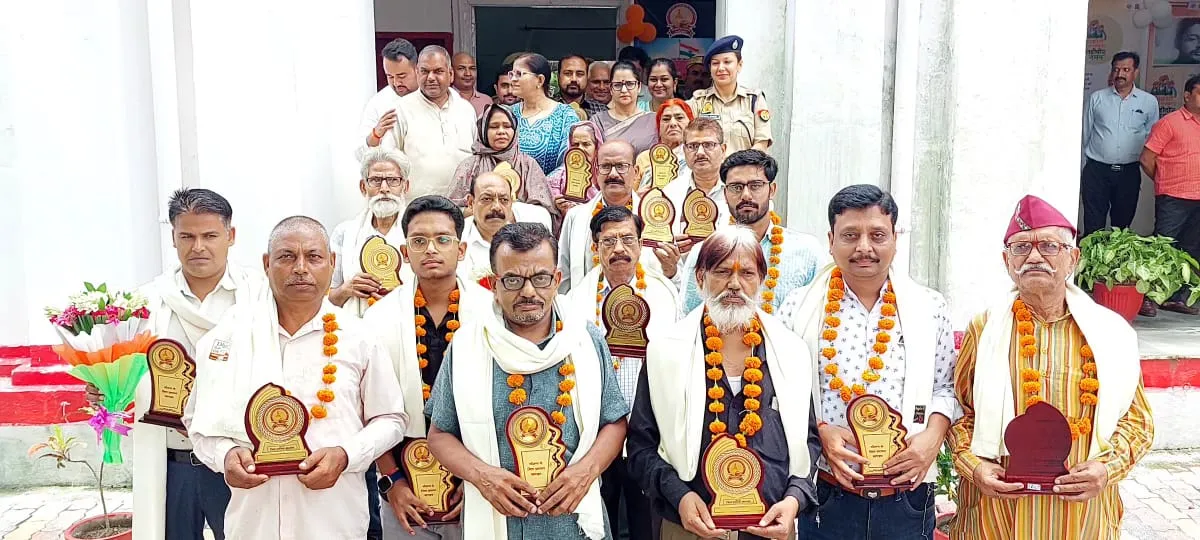 बहराइच: शताब्दी समारोह के शुभारम्भ पर सम्मानित हुए सेनानी परिजन व सैनिक