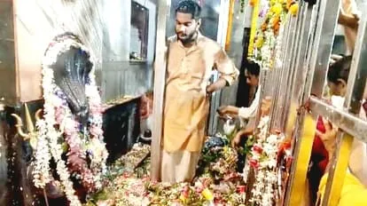 प्रयागराज: नाग पंचमी पर भक्तों ने भगवान नागवासुकि को चढ़ाया दूध व लावा, शिव मंदिरों में दिन भर रही भीड़