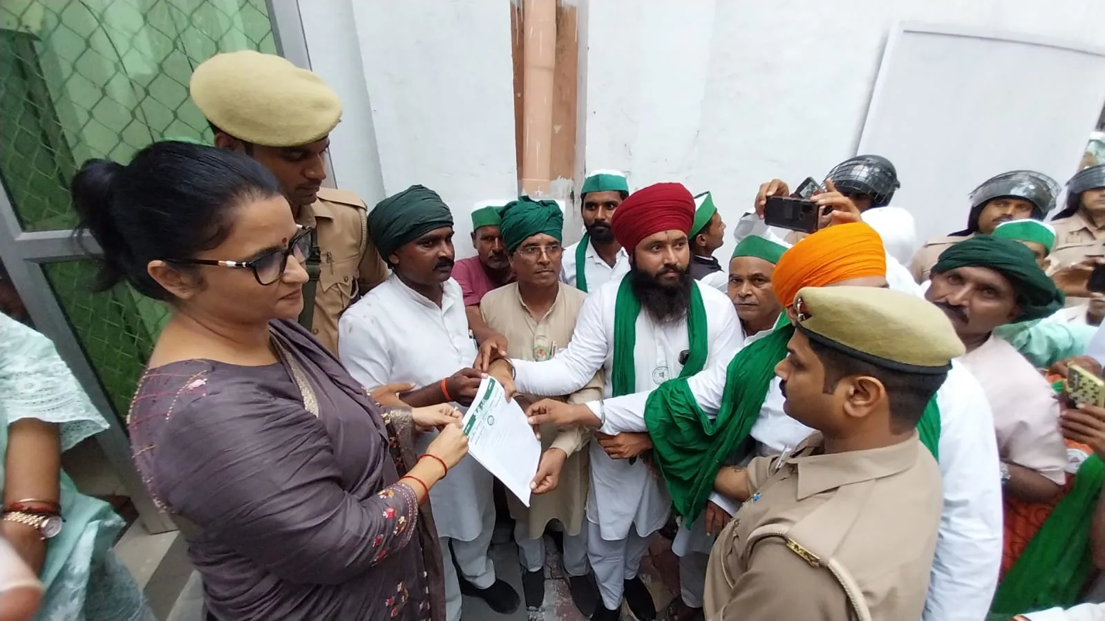 बहराइच: किसानों ने मांगों को लेकर शहर में निकाला ट्रैक्टर मार्च, डीएम को सौंपा ज्ञापन 