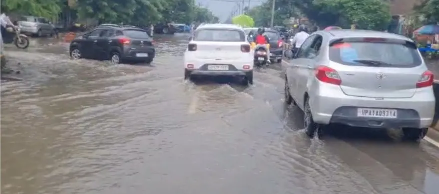 बाराबंकी: जबरदस्त बारिश ने गर्मी और उमस से दी राहत, सड़कों पर जलभराव से लोग दिखे परेशान