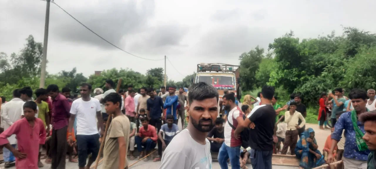 बहराइच: जंगली जीव के हमले में दो घायल, नाराज ग्रामीणों ने सड़क किया जाम