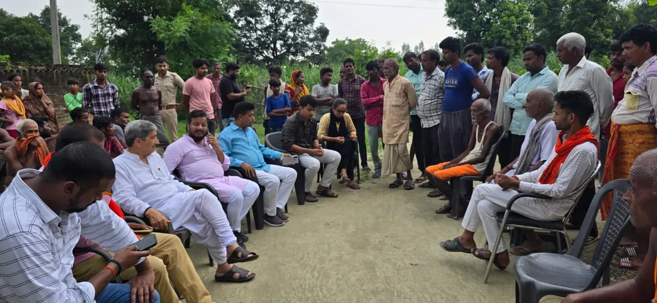 बहराइच: पूर्व सहकारिता मंत्री ने दुष्कर्म पीड़िता के घर जाकर जाना हाल, बोले- पुलिस सजा के लिए करे बेहतर पैरवी