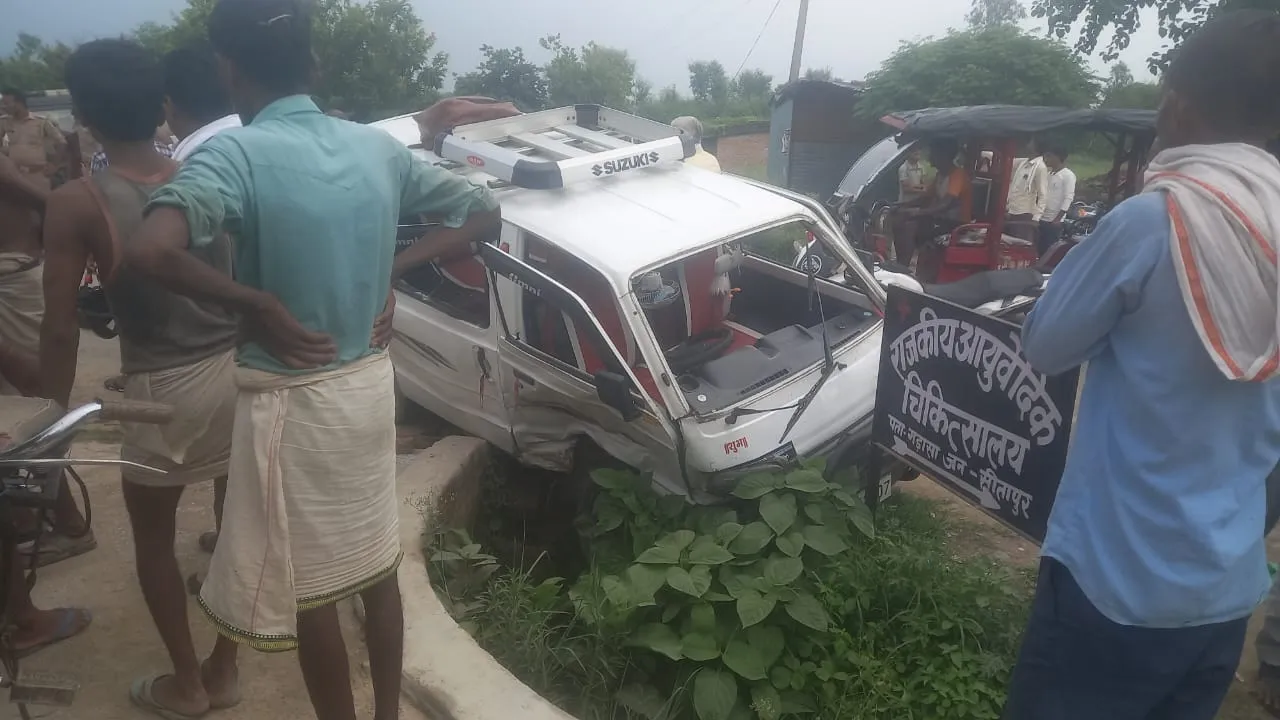 सीतापुर: तेज रफ्तार कार ने स्कूली वैन को मारी टक्कर, 16 बच्चे घायल 