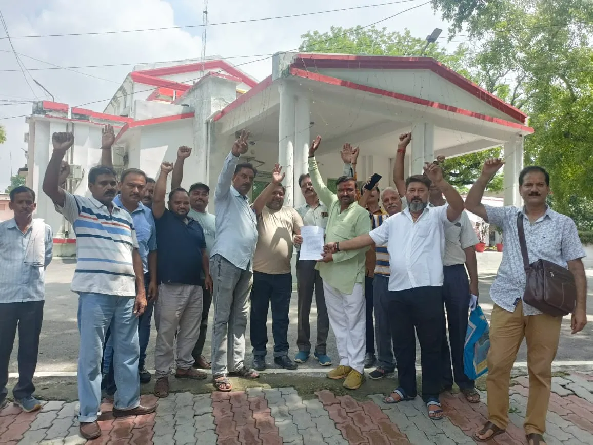 बहराइच: स्वर्णकार समाज ने कलेक्ट्रेट में नारेबाजी कर किया प्रदर्शन, ज्ञापन सौंपकर की कार्रवाई की मांग