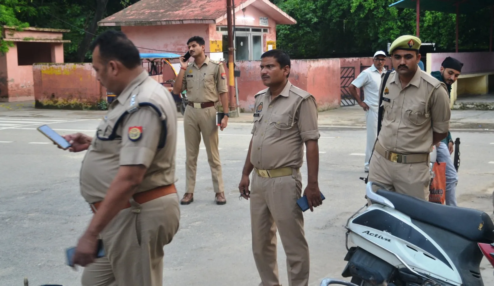 पीलीभीत: अधिवक्ता और महिला मुंशी पर एसिड फेंका, मेडिकल कॉलेज में भर्ती...जांच में जुटी पुलिस    