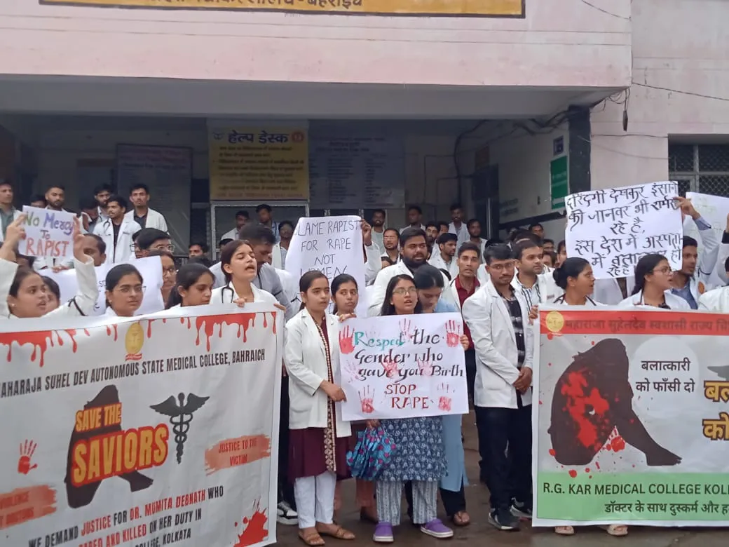 बहराइच: मेडिकल कॉलेज में पर्चा काउंटर और ओपीडी बंद कर प्रदर्शन, महिला डॉक्टर के हत्या के दोषी को फांसी देने की मांग