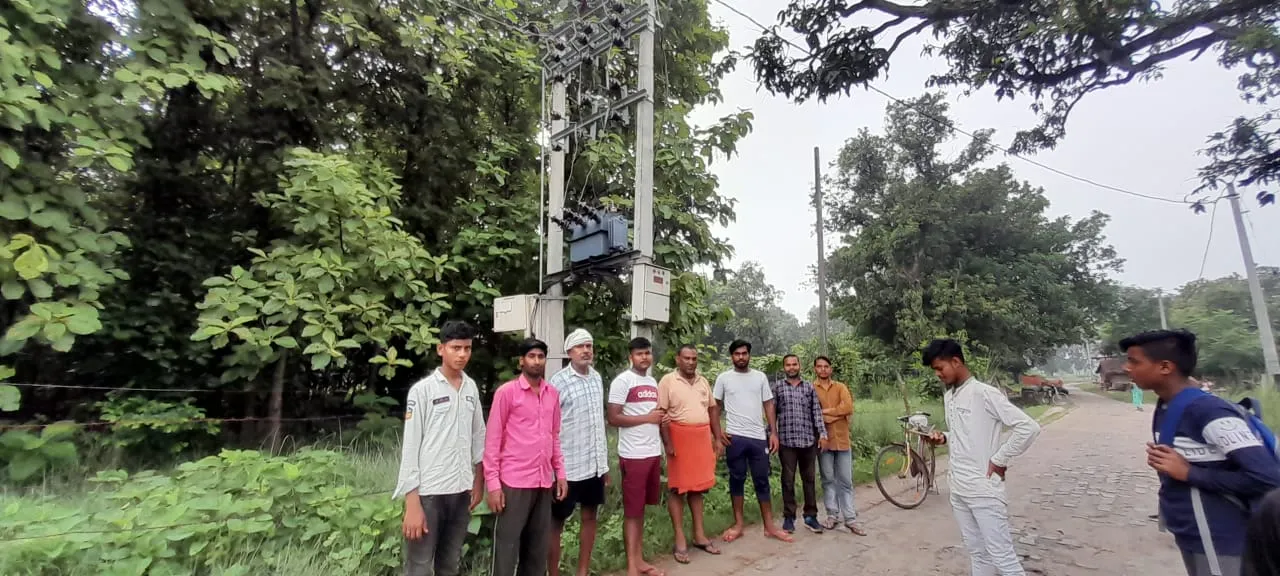 अयोध्या: एक सप्ताह से फुंका है ट्रांसफार्मर, ग्रामीण अंधेरे में रहने को मजबूर