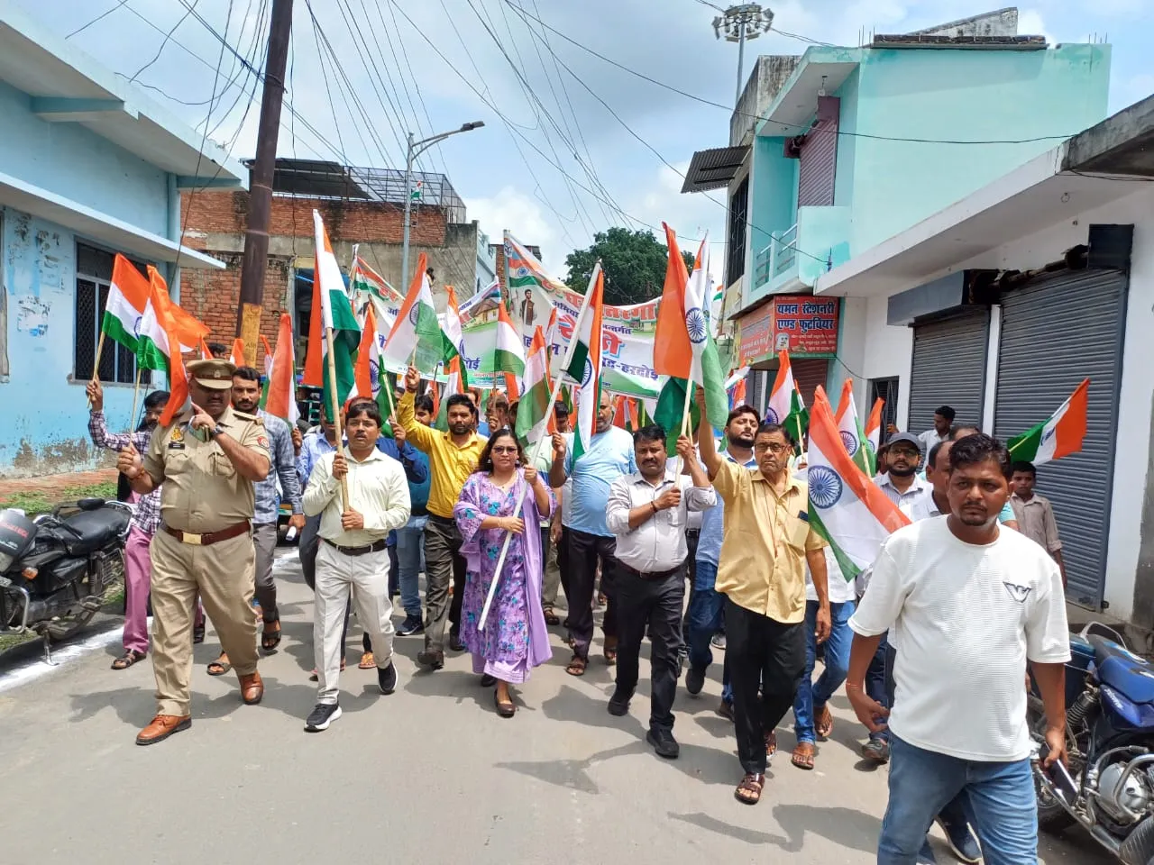 हरदोई: एसडीएम के नेतृत्व में निकाली गई तिरंगा रैली, भारत माता की जय के लगाए नारे 