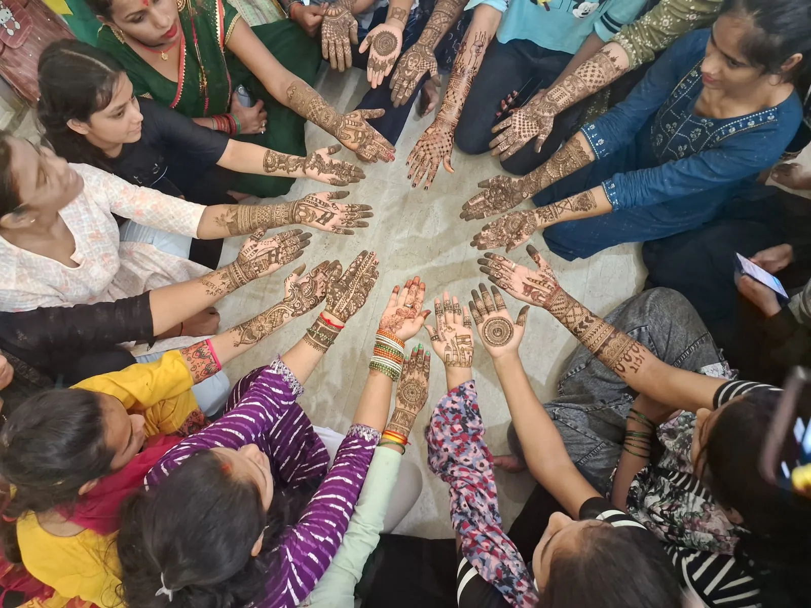 गोंडा: स्वतंत्रता दिवस पर आयोजित हुई रंगोली व मेंहदी प्रतियोगिता, साक्षी-गुंजन व वैष्णवी ने मारी बाजी