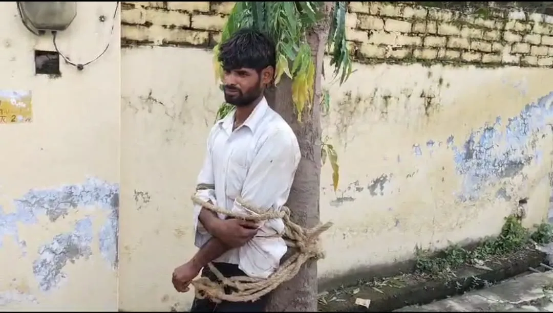कासगंज: युवक को पेड़ से बांधकर पीटा, वीडियो वायरल...पुलिस ने मारपीट करने वाले को किया गिरफ्तार