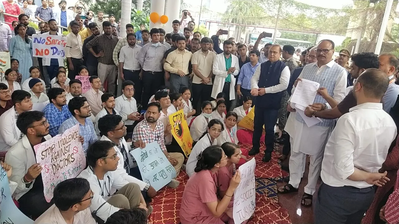 डॉक्टरों का प्रदर्शन: बलरामपुर अस्पताल में OPD सेवायें बाधित, लोहिया में रेजीडेंट से मिलने पहुंचे डिप्टी सीएम, KGMU में पैदल मार्च कर शिक्षक संघ ने भी जताया विरोध 