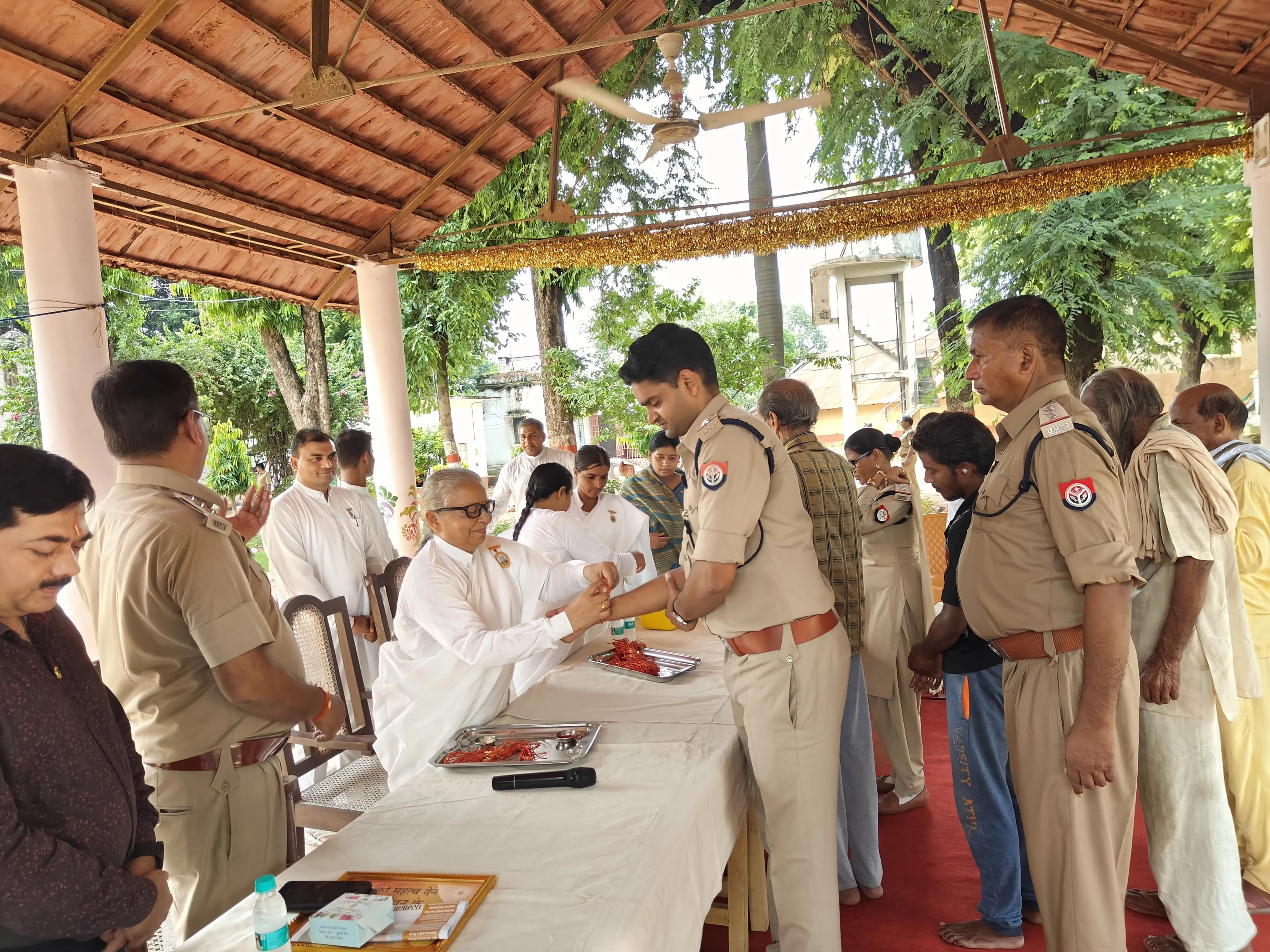 प्रयागराज: ब्रह्माकुमारी बहनों ने जेल कर्मचारियों व तमाम कैदियों को बांधी राखी 