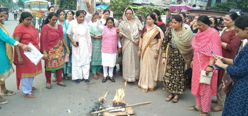 हरदोई: कोलकाता कांड के विरोध में निकाली मौन यात्रा, बंगाल सरकार का फूंका पुतला 