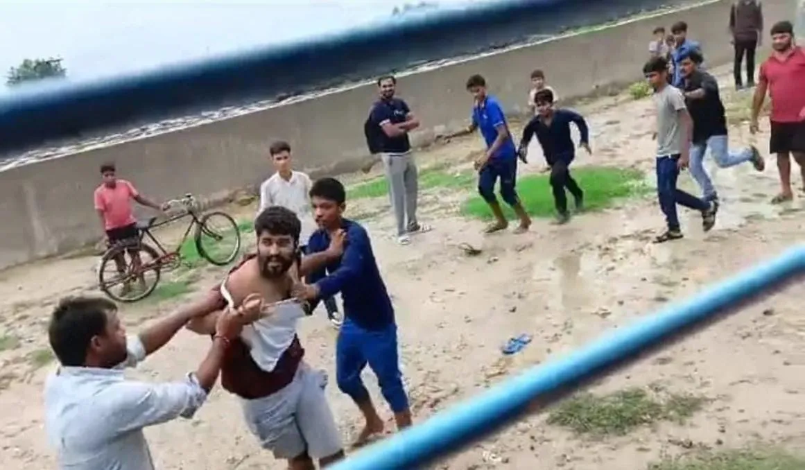 प्रतापगढ़: जनता एक्सप्रेस के कोच में विवाद, यात्री को उतारकर पीटा...मची रही अफरा तफरी