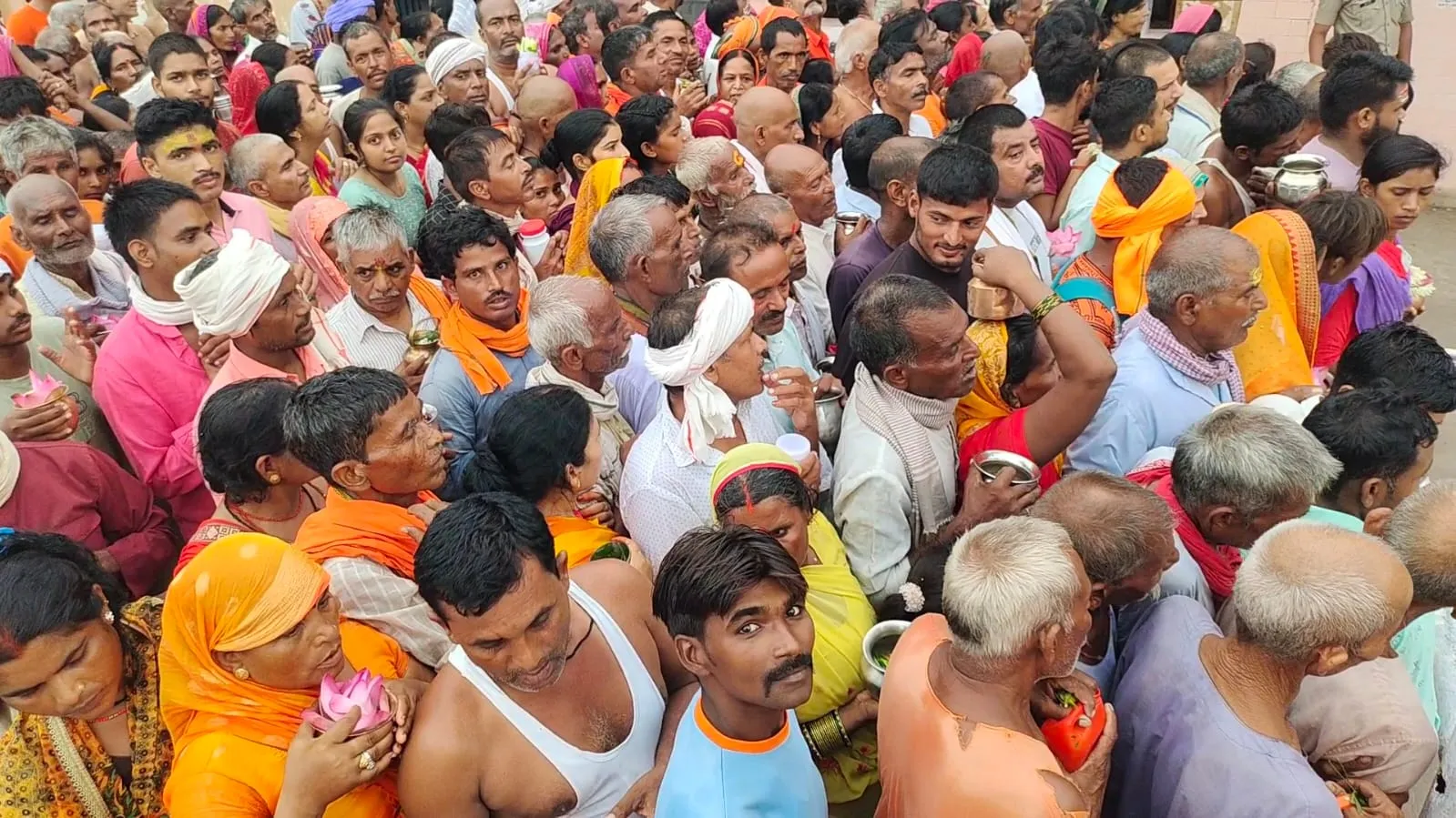 अयोध्या: सावन के आखिरी सोमवार पर रामनगरी में उमड़ी शिव भक्तों की भीड़, जयकारों से गूंजा शिवालय