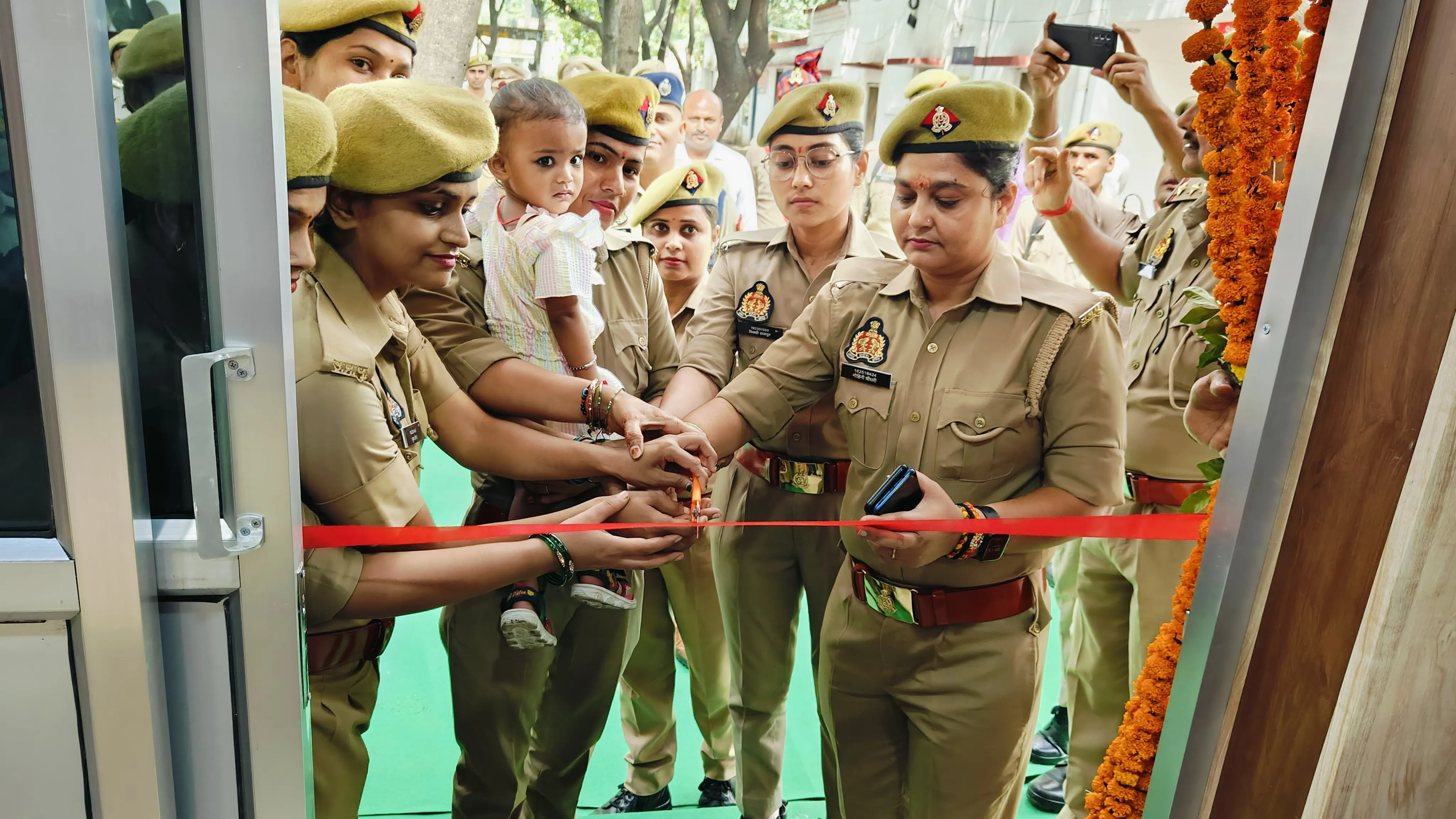 हरदोई: रक्षाबंधन का नेग, एसपी ने महिला हेल्प डेस्क का किया शुभारंभ