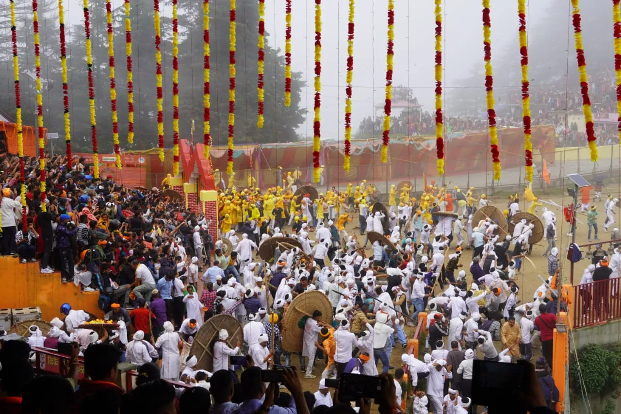 टनकपुर: चार खाम सात तोकों के बीच फूल और फलों से खेली गई मां बाराही के दरबार में बग्वाल