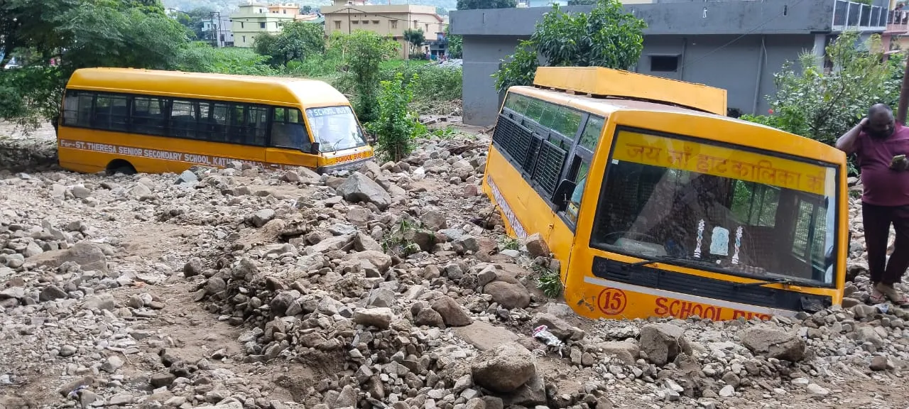 हल्द्वानी: भारी बारिश से आया मलबा, कई गाड़ियां क्षतिग्रस्त, प्रशासन ने 86 परिवारों को बांटे राहत राशि