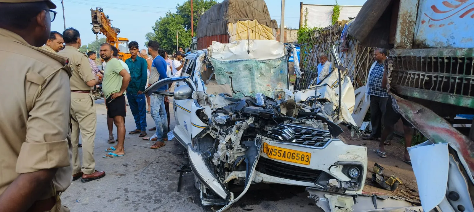 इटावा-कानपुर हाईवे पर भीषण हादसा, खड़े ट्रक में घुसी कार...एक ही परिवार के चार लोगों की मौत