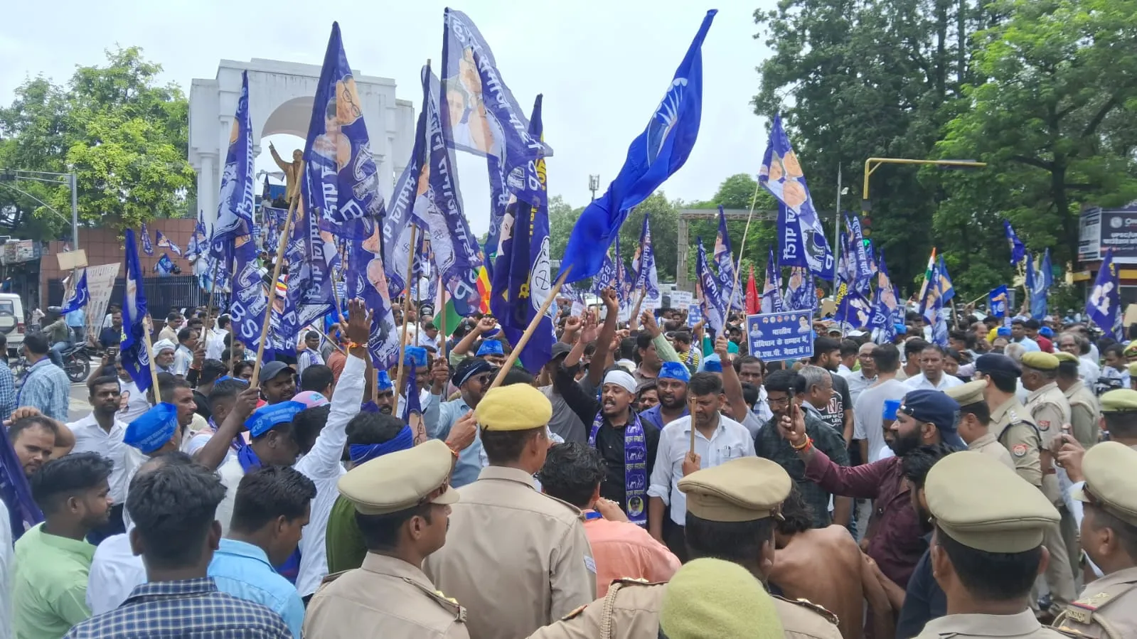 लखनऊ: बसपा ने भारत बंद का किया समर्थन, कार्यकर्ताओं ने प्रदर्शन कर फैसला बदलने की उठाई मांग 