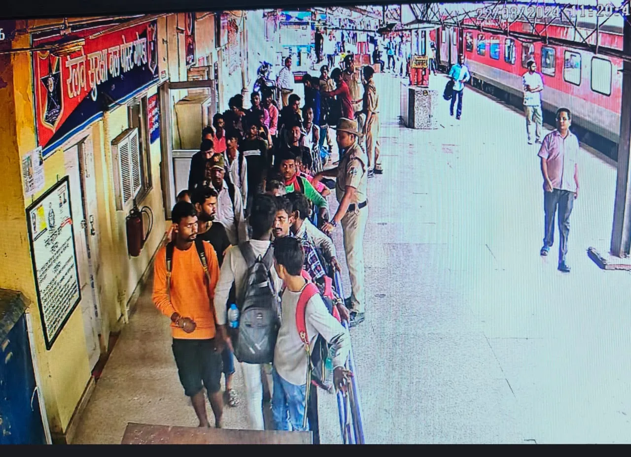 गोंडा: महिला कोच में अनाधिकृत रूप से यात्रा कर रहे थे 26 यात्री, आरपीएफ ने पकड़ा