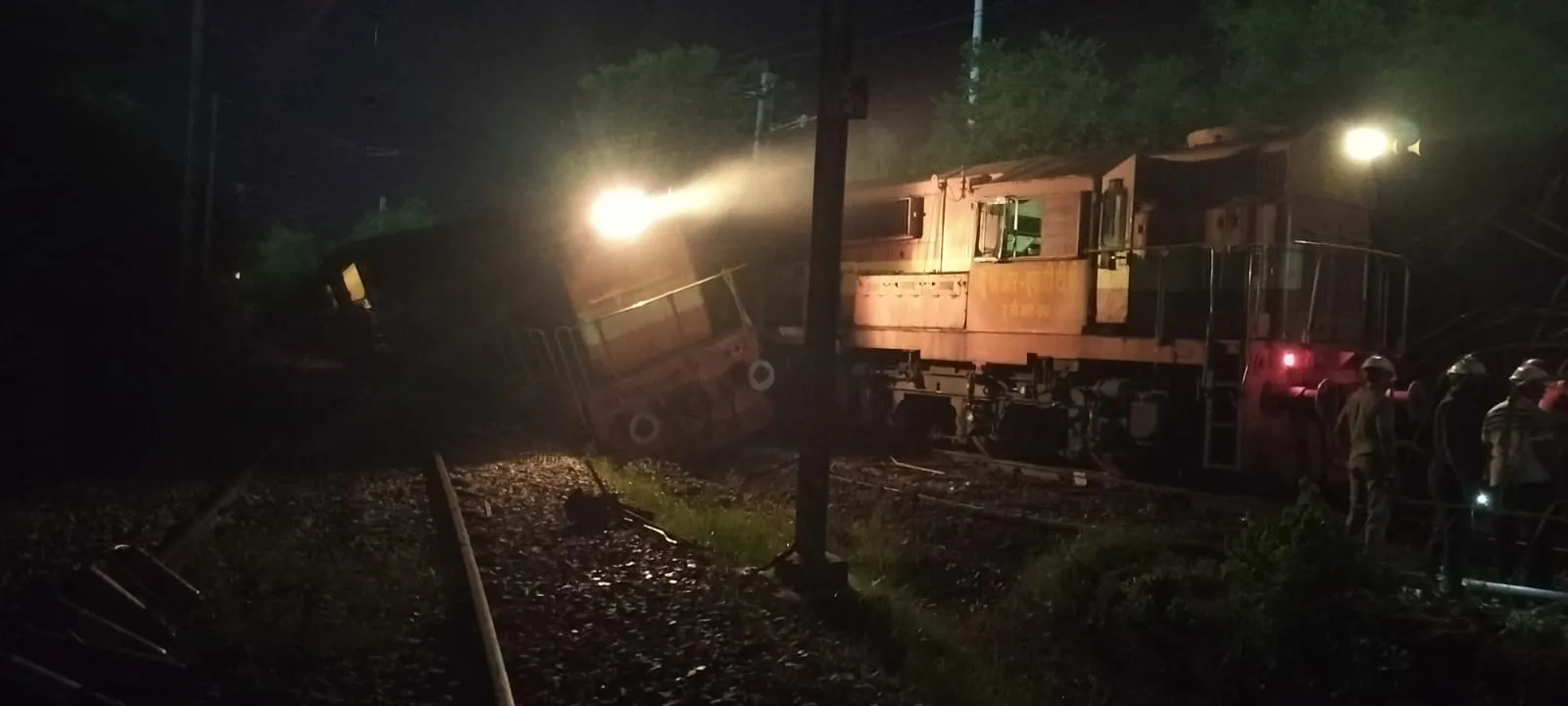 रायबरेली: कोयला उतारकर जा रही मालगाड़ी से भिड़ंत के बाद ट्रैक से उतरा रेल इंजन, मची भगदड़