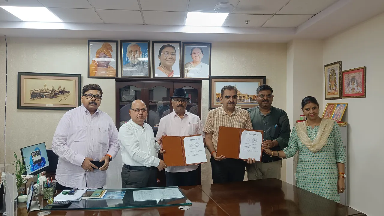लखनऊः भाषा विश्वविद्यालय एवं महर्षि विश्वविद्यालय के बीच साइन हुआ MoU