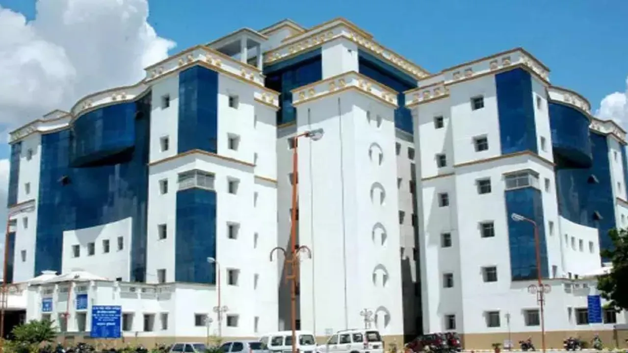 UP NEWS:13 घंटे स्ट्रेचर पर तड़पती रही महिला, नहीं मिला वेंटिलेटर, मौत