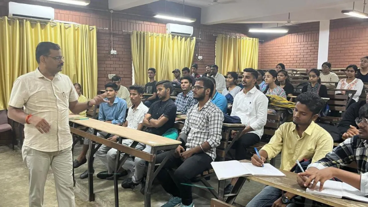 Lucknow University: छात्रों को सिखाया विधि का महत्व, एलएलबी के छात्रों का संपन्न हुआ ओरिएंटेशन 