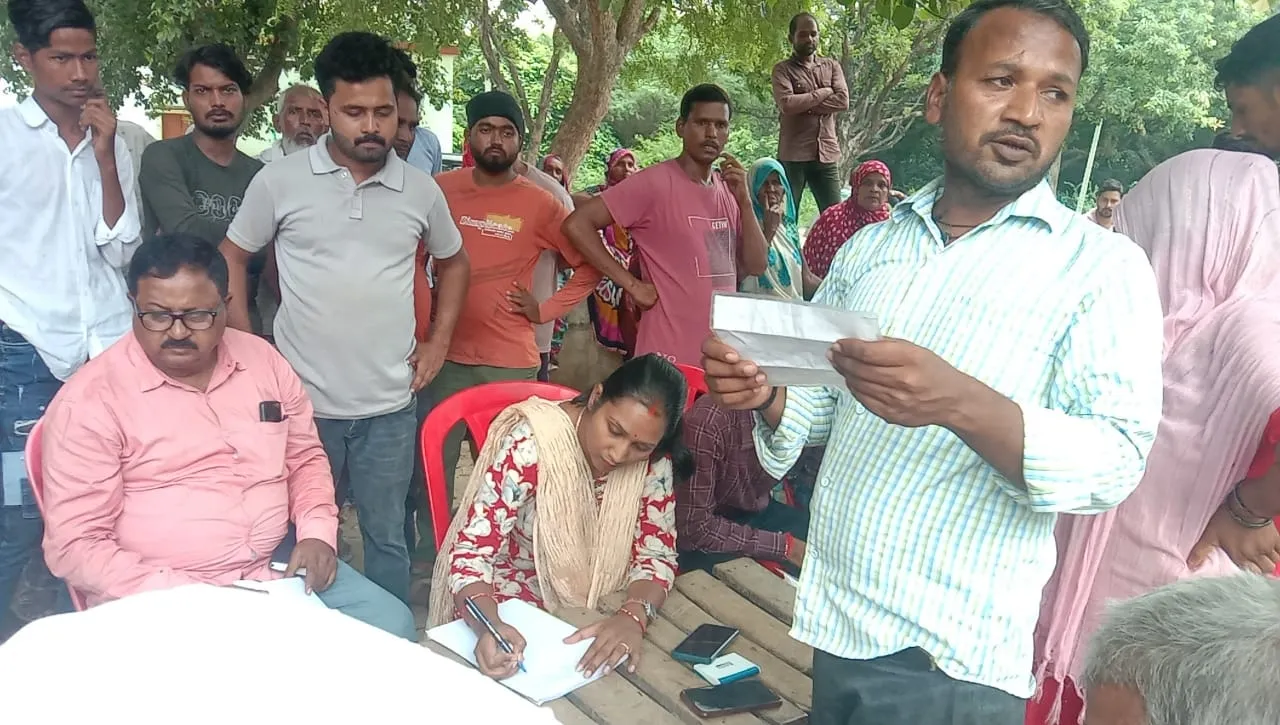 कोटे की जांच के दौरान कोटेदार और प्रधान पक्ष भिड़े, एक दर्जन से अधिक लोग हुए घायल
