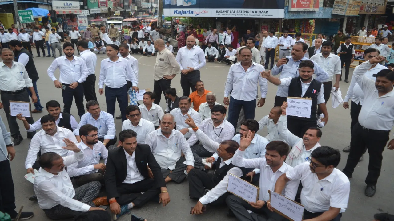 आक्रोशित अधिवक्ता