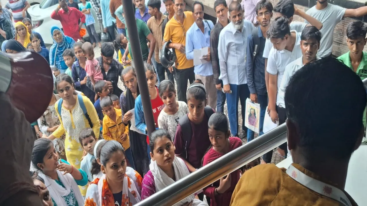 लखनऊ :  आधार संशोधन के लिए रतन स्क्वायर पहुंच रहे हर दिन हजारों लोग