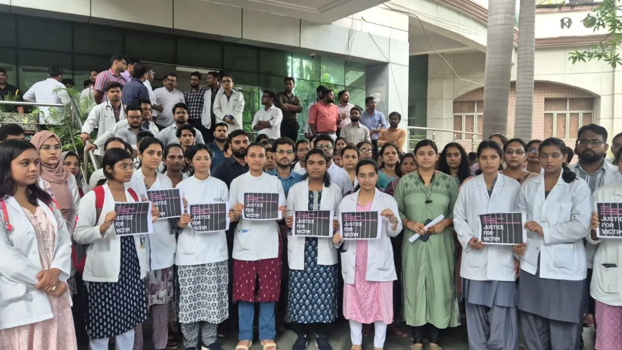 Etawah: कोलकाता में महिला डॉक्टर की हत्या के विरोध में डॉक्टरो ने की एकदिवसीय हड़ताल, सुरक्षा को लेकर कुलपति को सौंपा ज्ञापन