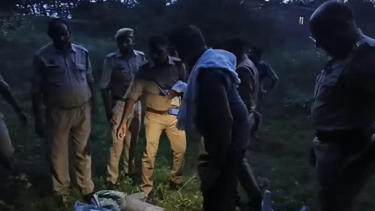 Unnao: दो मंजिला इमारत में विस्फोट के बाद प्रशासन सतर्क...मुखबिर की सूचना पर पुलिस ने 35 किलो अधबने पटाखे बालू से किए बरामद