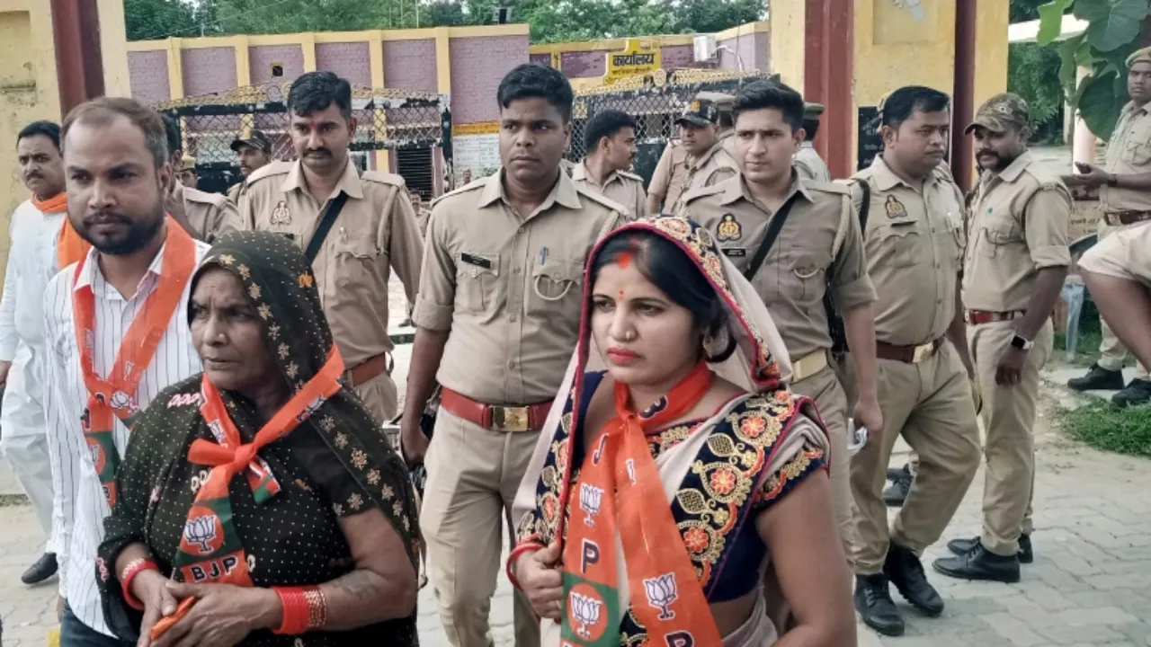 धनपतगंज ब्लॉक प्रमुख के उप चुनाव में सपा-भाजपा आमने-सामने