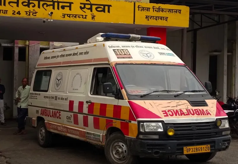 Moradabad News : बूढ़ी होकर बीमार हैं एंबुलेंस, रफ्तार में निकल रहा दम...टॉयर घिसकर हो गए क्षतिग्रस्त  