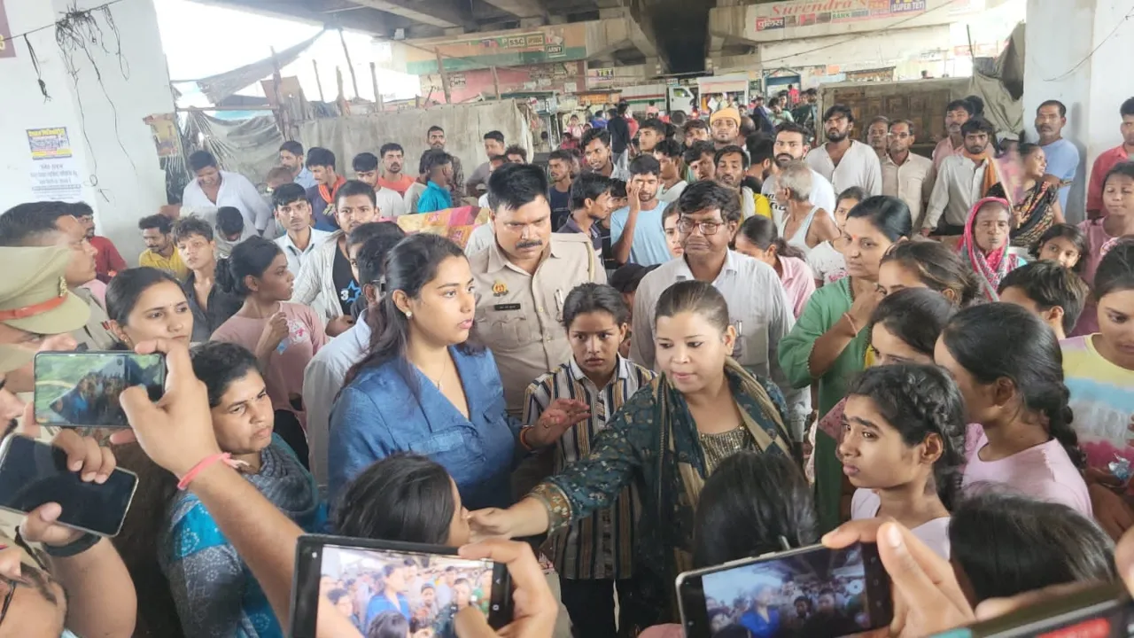 लखनऊ : बिजली, पानी और खाने की समस्या से परेशान छात्राओं ने किया प्रदर्शन, एसडीएम के इस कदम से छात्राओं को मिलेगी राहत