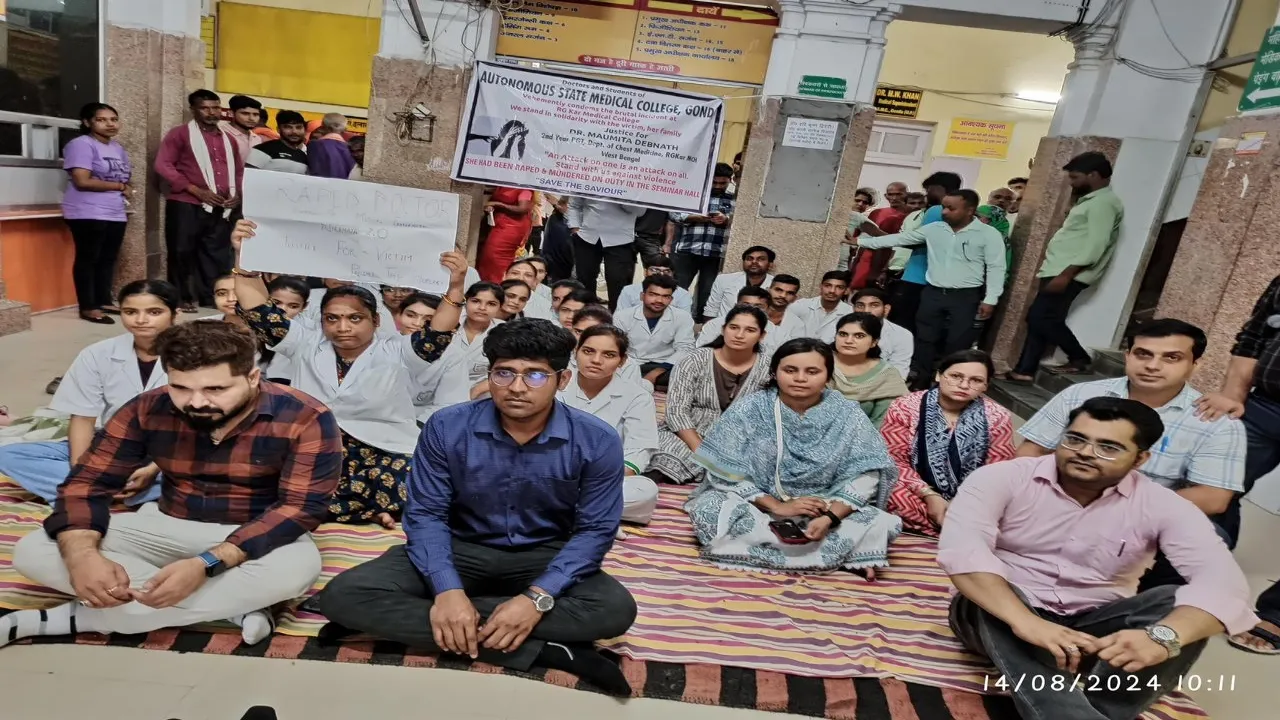रेजीडेंट डॉक्टर से दुष्कर्म व हत्या के मामले में ओपीडी बंद :  बगैर इलाज के वापस लौटे मरीज