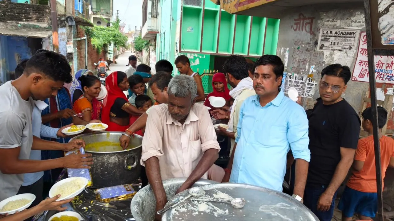 Auraiya: लड्डू गोपाल की छठी कार्यक्रम...कढ़ी चावल और दही बड़ा का हुआ वितरण