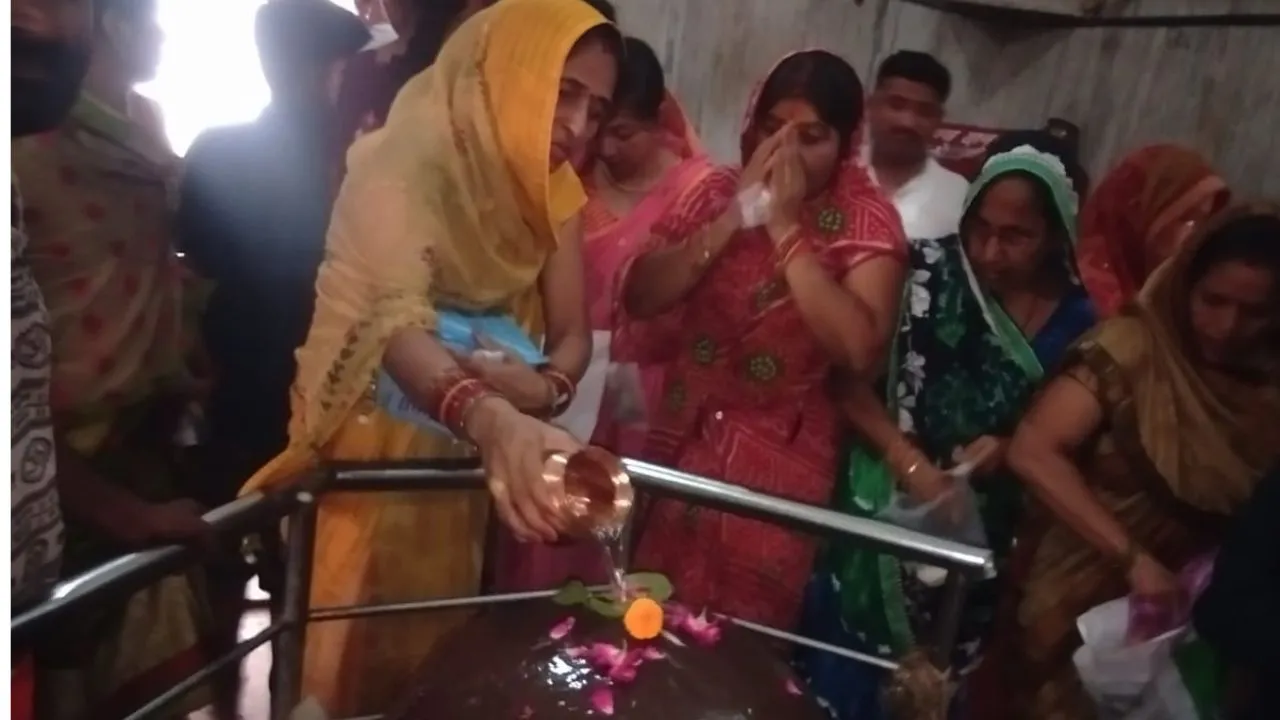 Sawan 2024: औरैया में सावन के अंतिम सोमवार को शिवालयों पर उमड़ा श्रद्धालुओं का जनसैलाब...पुलिस-प्रशासन मुस्तैद 