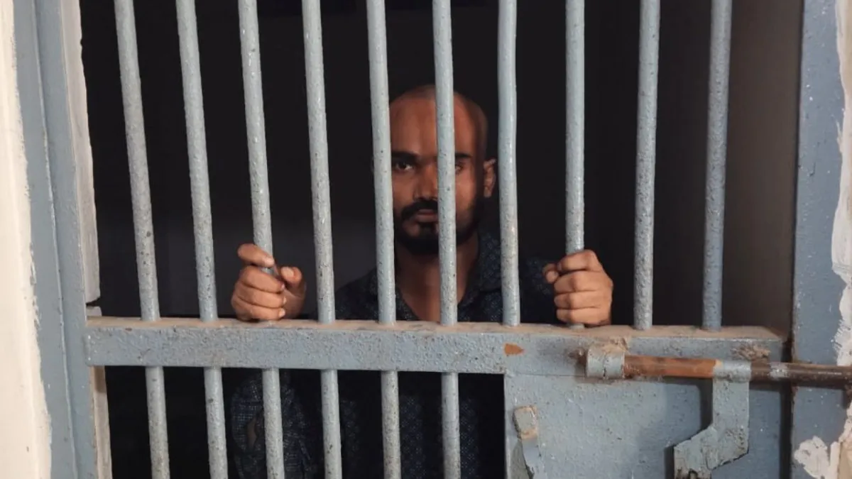 कन्नौज: थूक से मसाज करने वाले सैलूनकर्मी के दुकान पर चला बुलडोजर, देखें वीडियो