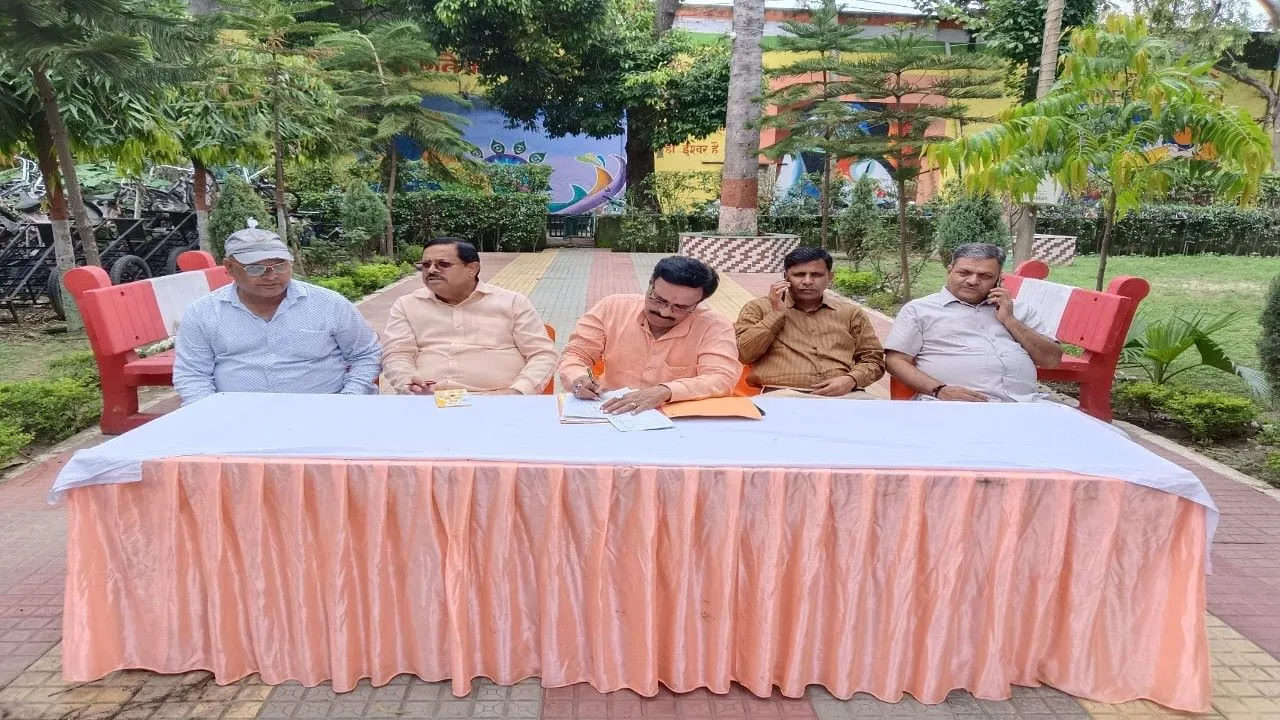 लखनऊ: कर्मचारी बिना प्रमोशन के हो रहे सेवानिवृत्त, 77 साल बाद भी नहीं बदला नियम, इस दिन शुरू हो सकता है आंदोलन