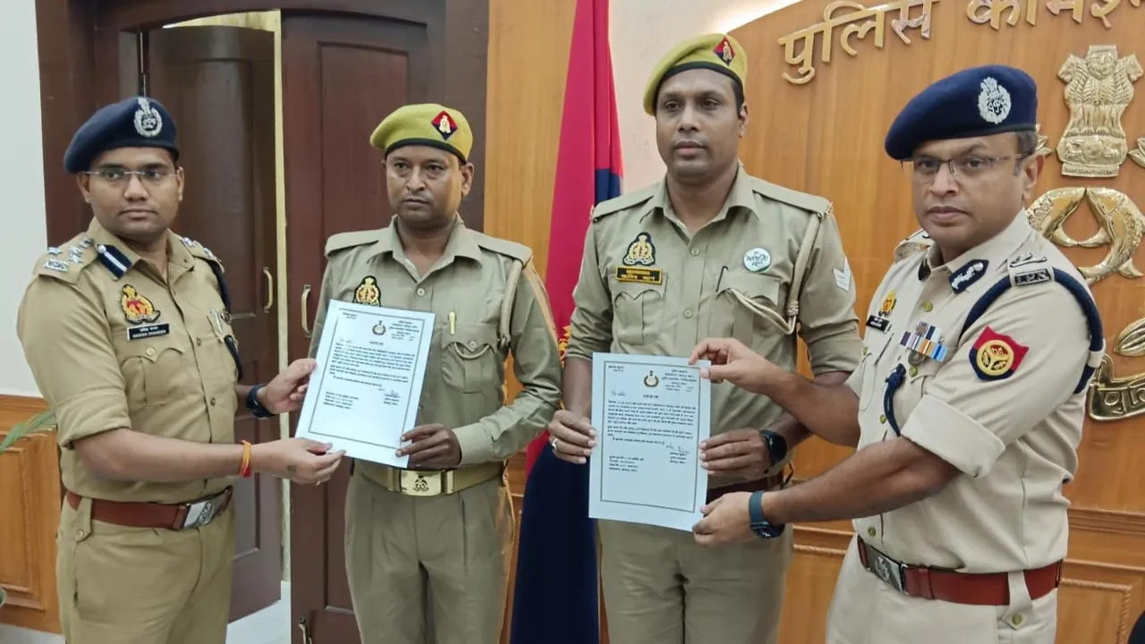 Kanpur: नहर में कूदी महिला की जान बचाने पर पुलिसकर्मी व होमगार्ड सम्मानित...पुलिस कमिश्नर व एडिशनल सीपी ने नकद पुरस्कार व दिया प्रशस्ति पत्र 