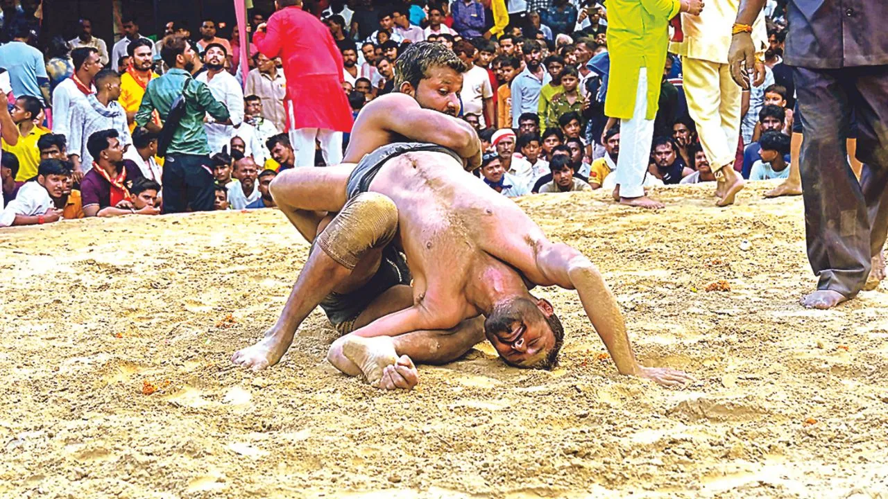 Kanpur News: जागेश्वर मंदिर में कुश्ती...दंगल में ‘ईरानी’ व ‘निकाल’ दांव से चित किए पहलवान