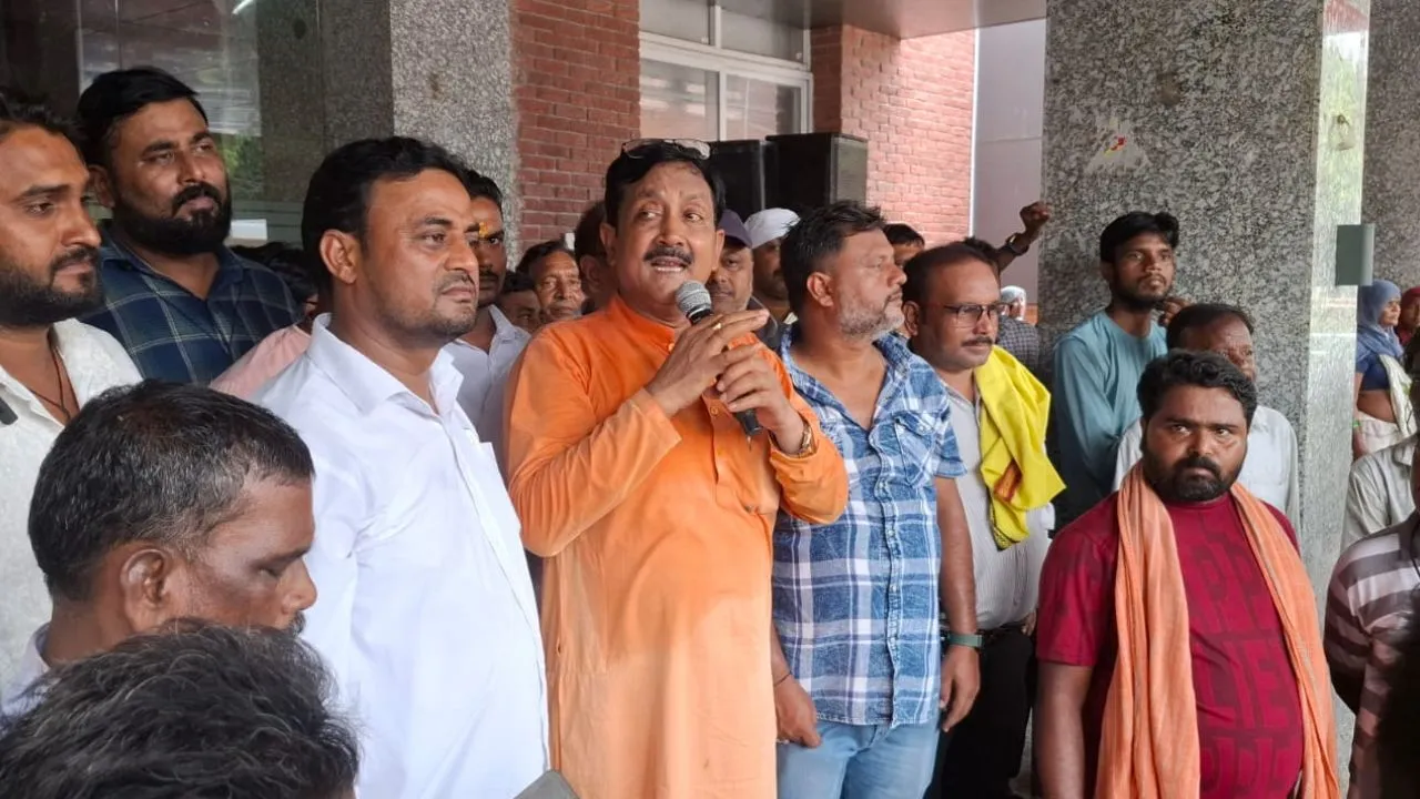 Kanpur नगर निगम कर्मचारियों ने मुख्यालय में किया प्रदर्शन, कल से कूड़ा न उठाने की बनी सहमति, यूनियन बोली- कोई कूड़ा उठाने को बोले...उठाकर पटक देना