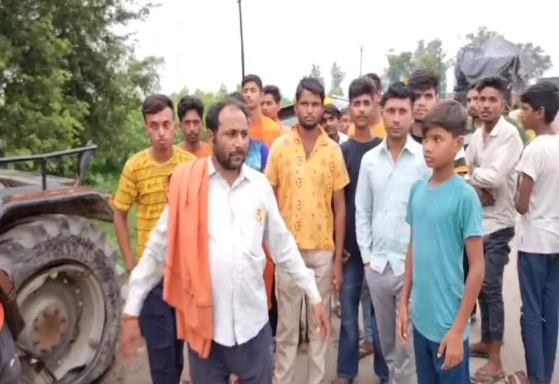 मुरादाबाद : तेज रफ्तार कार ने कांवड़ियों के ट्रैक्टर में सामने से मारी टक्कर, बाल-बाल बचे शिवभक्त