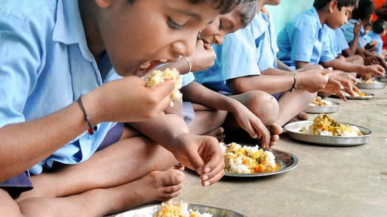कासगंज: बीएसए ने कार्यदायी संस्था को दिया नोटिस, दो दिन में मांगा जवाब, पूछा- किस मानक के अनुसार बांटा गया था भोजन?