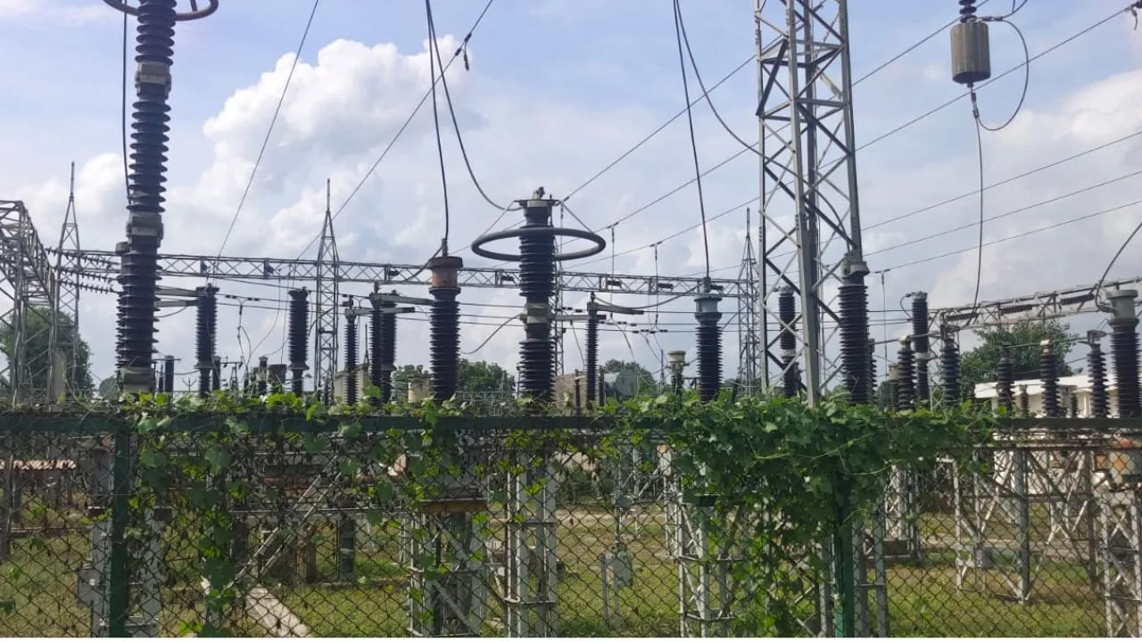 कासगंजः कागज में होती रही कार्रवाई, परिषदीय विद्यालयों से नहीं हटी हाईटेंशन लाइन, हादसों को दे रही दावत 