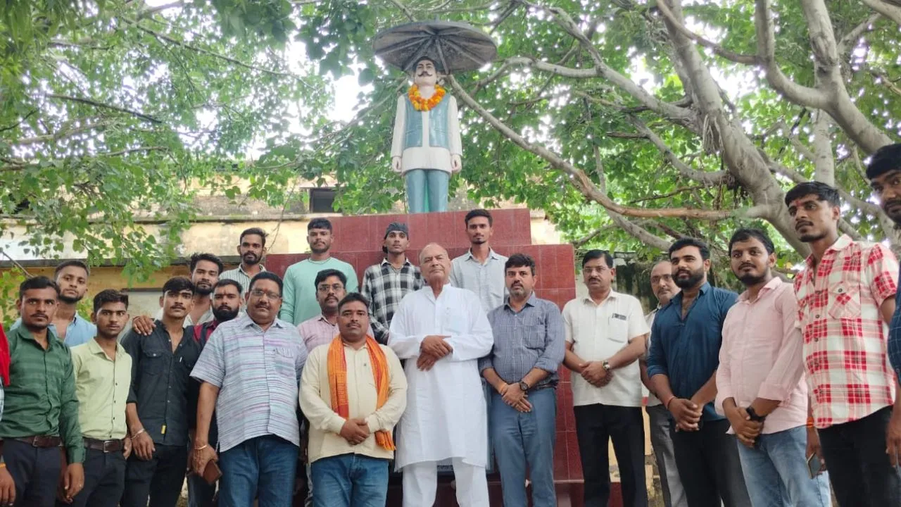 Kasganj: भाजपा नेताओं ने शहीद महावीर सिंह राठौर की प्रतिमा पर माल्यार्पण कर दी श्रद्धांजलि